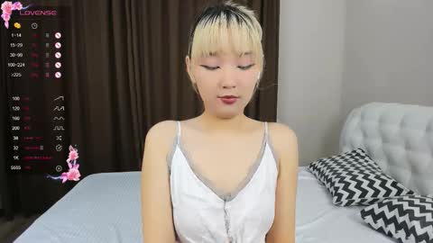 Snapshot of milla_waves chatting on 10/25/25, 12:45 Milla or just Mi online show from 10/25/25, 12:45