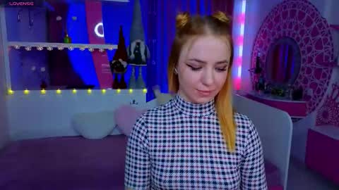 Snapshot of millana_hot chatting on 12/14/25, 11:31 Milana online show from 12/14/25, 11:31