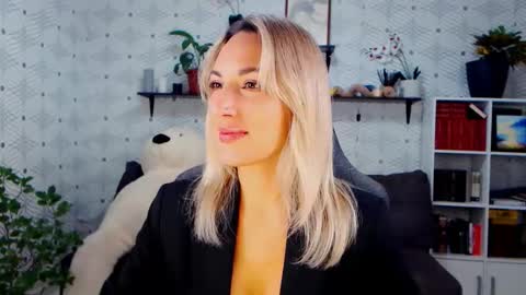 MillaXQueen online show from 11/11/25, 03:56