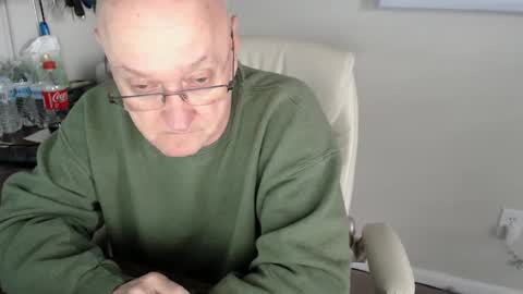 Snapshot of millenium0129 chatting on 12/19/24, 04:13 millenium0129 online show from 12/19/24, 04:13