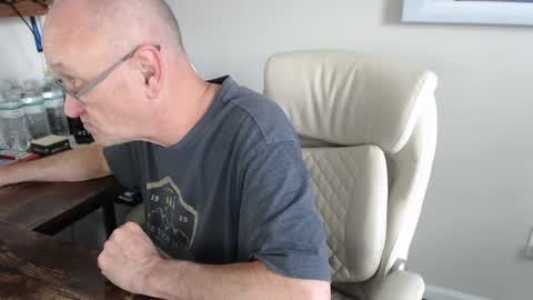 Snapshot of millenium0129 chatting on 10/08/25, 05:32 millenium0129 online show from 10/08/25, 05:32