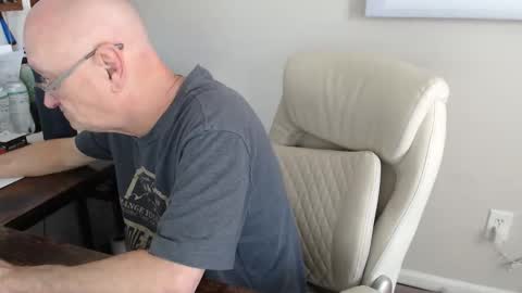 Snapshot of millenium0129 chatting on 11/17/25, 03:29 millenium0129 online show from 11/17/25, 03:29