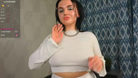 Snapshot of millyboby chatting on 12/17/25, 03:18 Nika online show from 12/17/25, 03:18