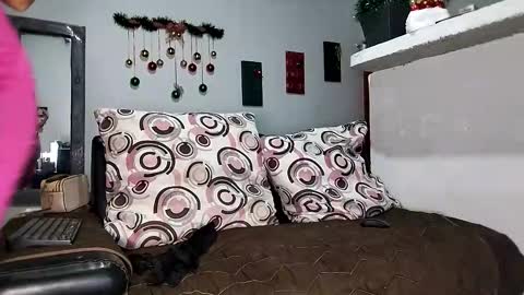 Snapshot of milu_curly chatting on 11/26/25, 06:03 Milu online show from 11/26/25, 06:03