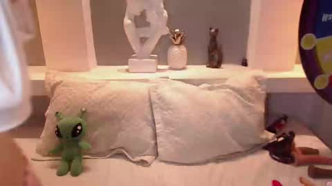 Milu Wallace  online show from 10/03/25, 01:02