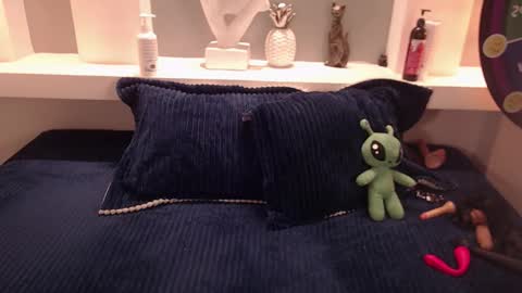 Milu Wallace  online show from 10/25/25, 01:13