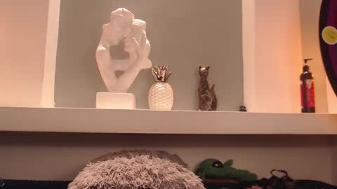 Milu Wallace  online show from 11/10/25, 11:04