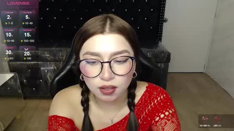 Snapshot of mily_thomson_b chatting on 12/14/24, 01:05 Mily online show from 12/14/24, 01:05