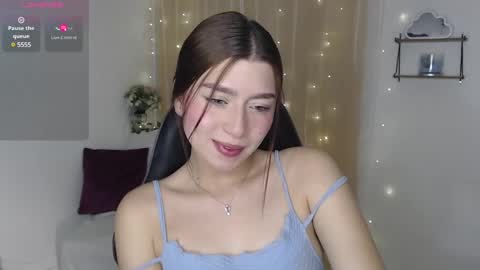 Snapshot of mily_thomson_b chatting on 01/29/25, 03:44 Mily online show from 01/29/25, 03:44