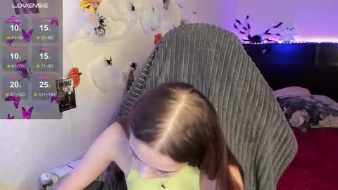 Snapshot of milyamess chatting on 10/27/25, 03:49 Emily online show from 10/27/25, 03:49