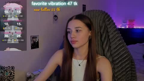 Snapshot of milyamess chatting on 11/25/25, 05:24 Emily online show from 11/25/25, 05:24