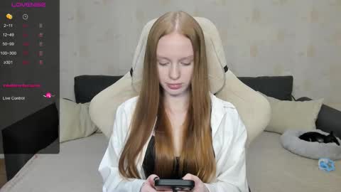 Snapshot of milymi_ chatting on 09/22/25, 11:34 Milena and Jasper online show from 09/22/25, 11:34