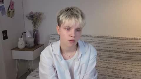 Snapshot of mimipuff chatting on 10/17/25, 01:35 Sonya online show from 10/17/25, 01:35