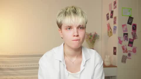 Snapshot of mimipuff chatting on 10/24/25, 01:29 Sonya online show from 10/24/25, 01:29