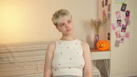 Snapshot of mimipuff chatting on 10/28/25, 01:25 Sonya online show from 10/28/25, 01:25