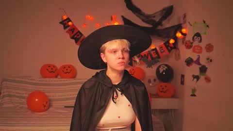 Snapshot of mimipuff chatting on 10/30/25, 01:12 Sonya online show from 10/30/25, 01:12