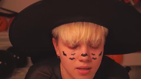 Snapshot of mimipuff chatting on 10/31/25, 01:23 Sonya online show from 10/31/25, 01:23