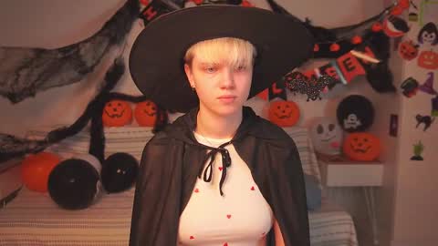 Snapshot of mimipuff chatting on 11/01/25, 01:02 Sonya online show from 11/01/25, 01:02