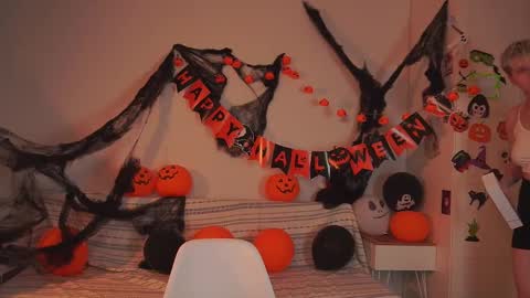 Snapshot of mimipuff chatting on 11/04/25, 02:16 Sonya online show from 11/04/25, 02:16