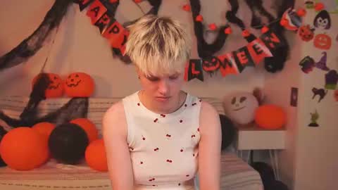 Snapshot of mimipuff chatting on 11/06/25, 02:07 Sonya online show from 11/06/25, 02:07