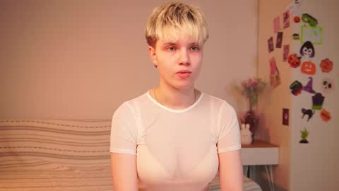 Snapshot of mimipuff chatting on 11/08/25, 02:06 Sonya online show from 11/08/25, 02:06