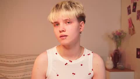 Snapshot of mimipuff chatting on 11/11/25, 02:17 Sonya online show from 11/11/25, 02:17