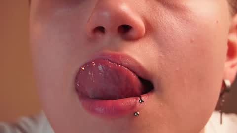 Snapshot of mimipuff chatting on 11/15/25, 02:13 Sonya online show from 11/15/25, 02:13