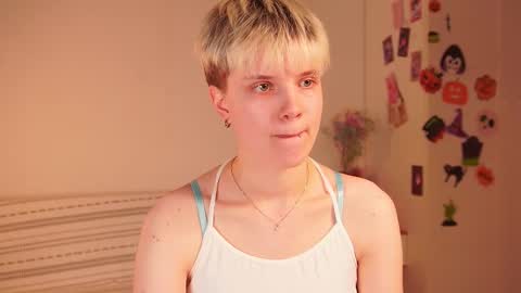 Snapshot of mimipuff chatting on 11/18/25, 02:43 Sonya online show from 11/18/25, 02:43