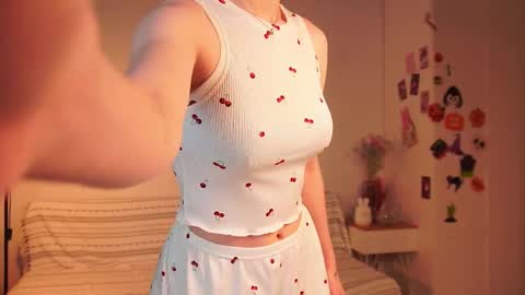 Snapshot of mimipuff chatting on 11/20/25, 02:06 Sonya online show from 11/20/25, 02:06