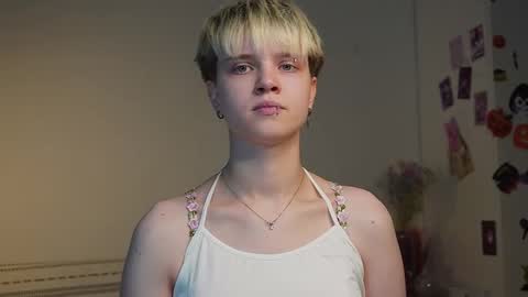 Snapshot of mimipuff chatting on 11/21/25, 01:43 Sonya online show from 11/21/25, 01:43