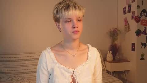 Snapshot of mimipuff chatting on 11/22/25, 02:05 Sonya online show from 11/22/25, 02:05