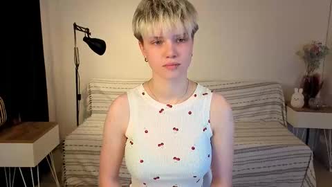 Snapshot of mimipuff chatting on 11/27/25, 02:19 Sonya online show from 11/27/25, 02:19