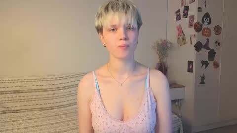 Snapshot of mimipuff chatting on 12/03/25, 03:32 Sonya online show from 12/03/25, 03:32