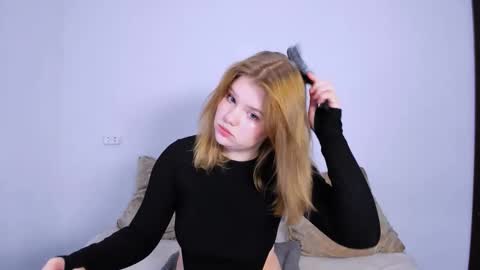 hi Im Mina  online show from 10/21/25, 10:43