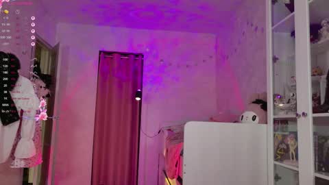 Snapshot of mira_jadee chatting on 12/17/25, 08:04 Mira online show from 12/17/25, 08:04