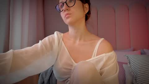 Snapshot of mira_kraviz chatting on 06/22/26, 09:39 Mira online show from 06/22/26, 09:39