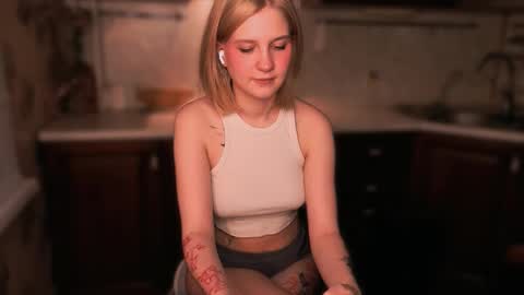 Snapshot of mirrameow chatting on 11/21/25, 02:27 Mira online show from 11/21/25, 02:27