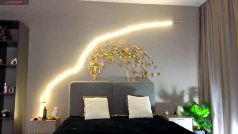 Annie  dont forget to thumbs up me  online show from 12/23/24, 11:47