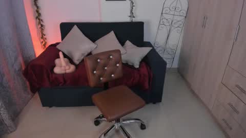 Snapshot of mishelkrave_ chatting on 10/10/25, 12:20 KRAVE online show from 10/10/25, 12:20