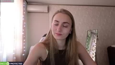 Snapshot of miss_emily19 chatting on 07/10/26, 01:21 Emily online show from 07/10/26, 01:21