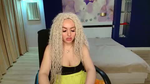 Snapshot of miss_kiten chatting on 11/09/25, 08:40 miss_kiten online show from 11/09/25, 08:40