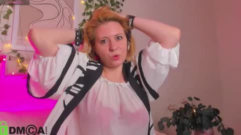 miss_lisaa online show from 11/16/25, 03:01
