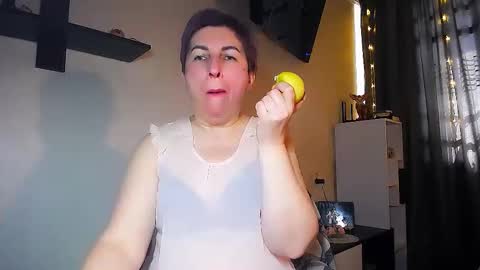 Snapshot of miss_tasha_kom chatting on 02/19/25, 10:12 miss_tasha_kom online show from 02/19/25, 10:12