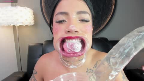 Snapshot of miss_vaiolette chatting on 01/10/25, 02:02 Vaiolette online show from 01/10/25, 02:02