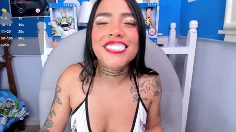 Snapshot of miss_vaiolette chatting on 01/15/25, 11:43 Vaiolette online show from 01/15/25, 11:43