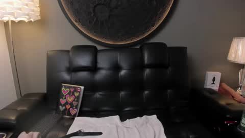 Snapshot of miss_vaiolette chatting on 02/17/25, 02:04 Vaiolette online show from 02/17/25, 02:04