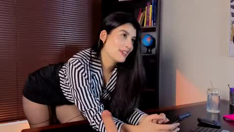 Snapshot of missatenea2 chatting on 06/03/26, 01:25 Laura online show from 06/03/26, 01:25
