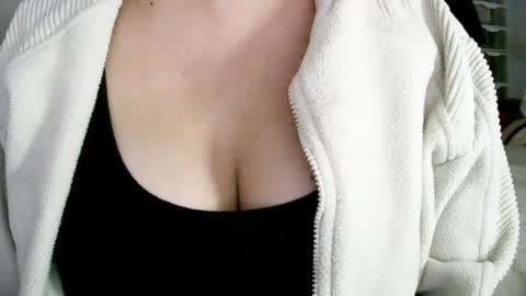 Snapshot of missbiny chatting on 06/19/26, 08:12 Avamlash online show from 06/19/26, 08:12