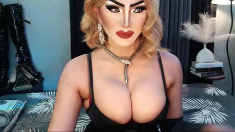 Snapshot of misschannel4sub chatting on 10/28/25, 12:25 PRIESTESS CHANNEL online show from 10/28/25, 12:25