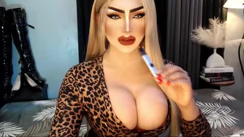 Snapshot of misschannel4sub chatting on 11/04/25, 03:11 PRIESTESS CHANNEL online show from 11/04/25, 03:11